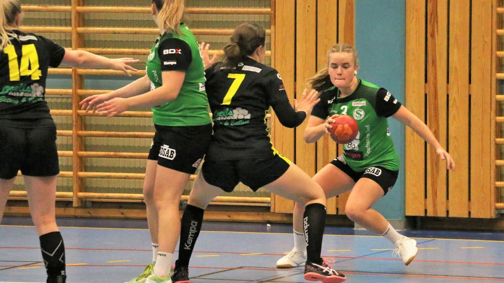 Tova Bergman, på bilden med bollen, var med sina sju mål Strömnäs främsta målskytt i matchen mot Östersund.