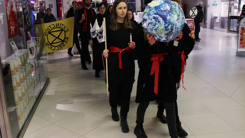 Ett svartklätt luciatåg vandrade genom Norrköping city på fredagseftermiddagen. Det var aktivistgruppen Extinction Rebellion som ville få folk att tänka till kring sina konsumtionsvanor.