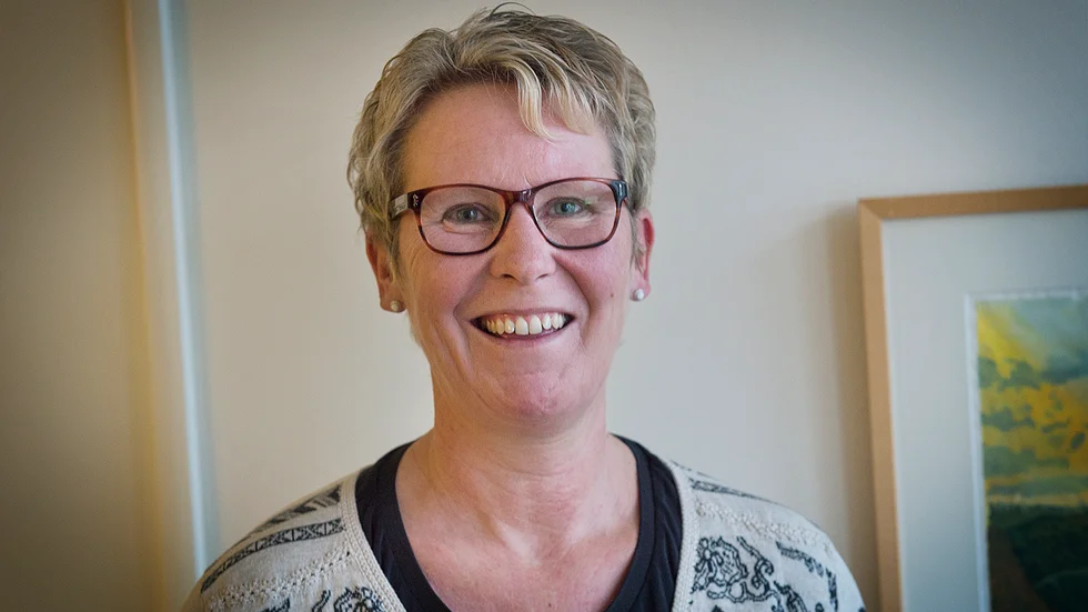 Ingrid Krona är verksamhetschef för ögonkliniken i Sörmland. Hon berättar att flertalet patienter med grå starr är tvungna att resa till andra län för att få vård i rätt tid.