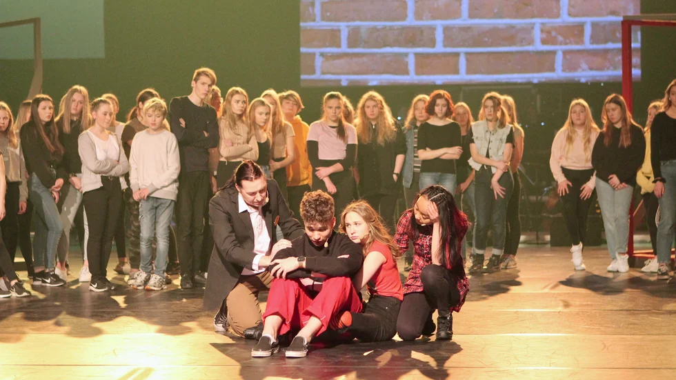 Peter Henriksson spelar engelsklärare och gör flera laddade scener tillsammans med trion Paulina Lind, Simon Kvarnhem och Nhi Truong.  