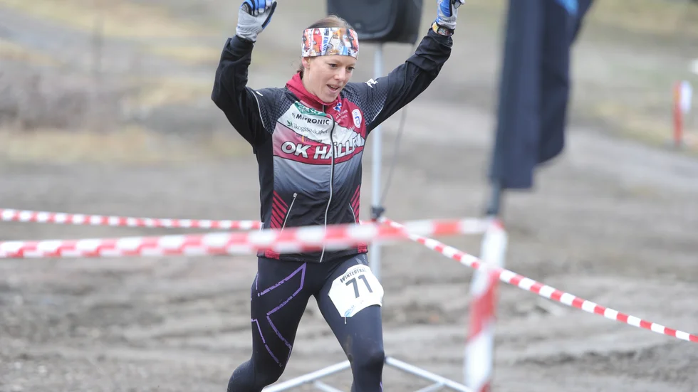 OK Hällens Johanna Engström går över mållinjen som segrare bland tjejerna i Nyköping Winter trailrun.