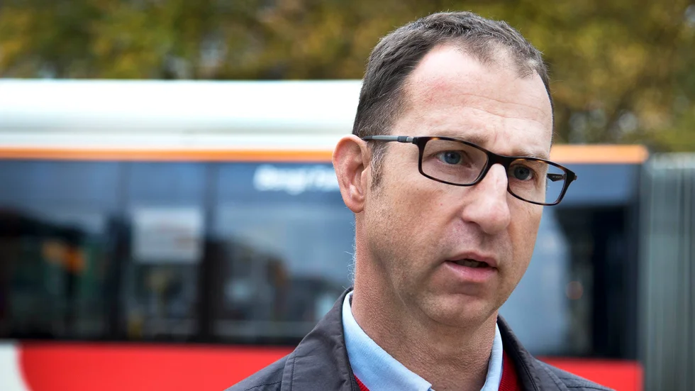 Enligt Mattias Näsström beror förseningarna på förarbrist hos trafikföretagen. 