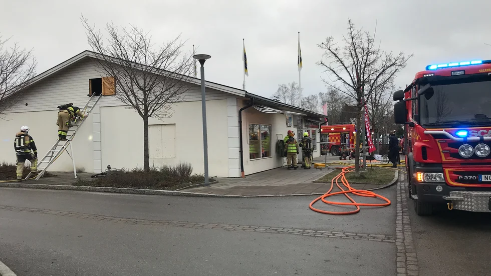 Det började brinna i skorstenen till en kolgrill nära outleten på lördagseftermiddagen.