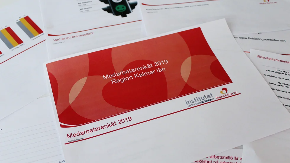 Regionens medarbetarenkät visar på brister som måste följas upp och tas på allvar, menar skribenterna.