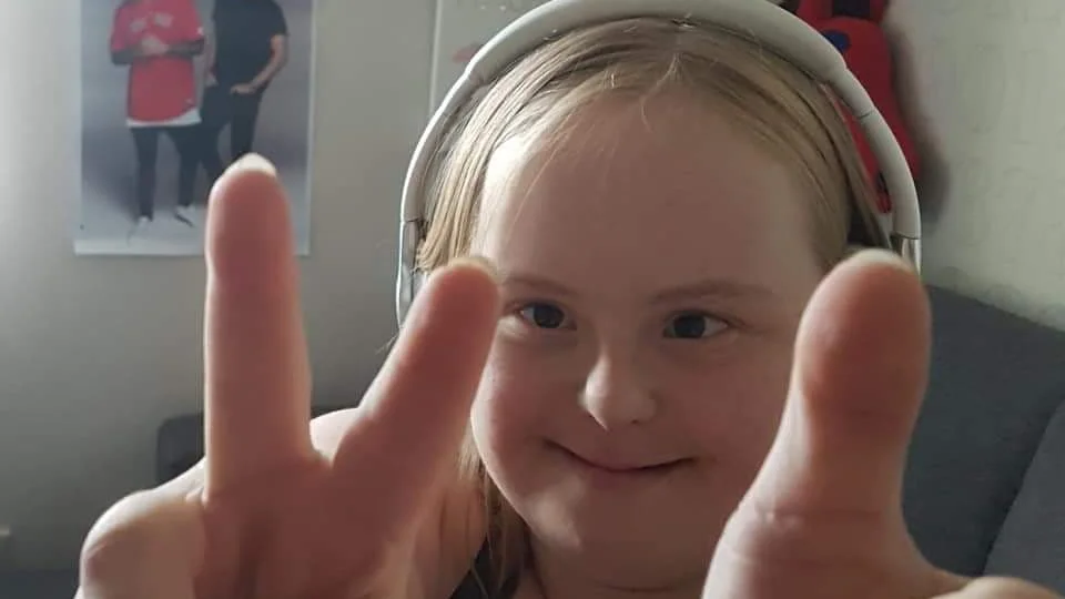 Maja är väldigt bestämd av sig, men nu har kändisarna övertalat henne om att det faktiskt är bäst att sova på natten och ta hand om sig om man vill vara artist.