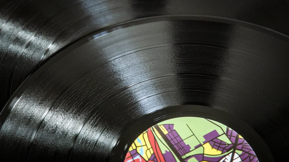 Bland annat vinylskivor kommer säljas på Ebenesers musikloppis på lördag.