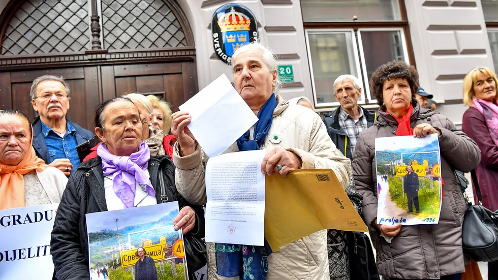 Manifestation mot författaren och Nobelpristagaren Peter Handke utanför den svenska ambassaden i Sarajevo. En till manifestation planeras under Nobelveckan.