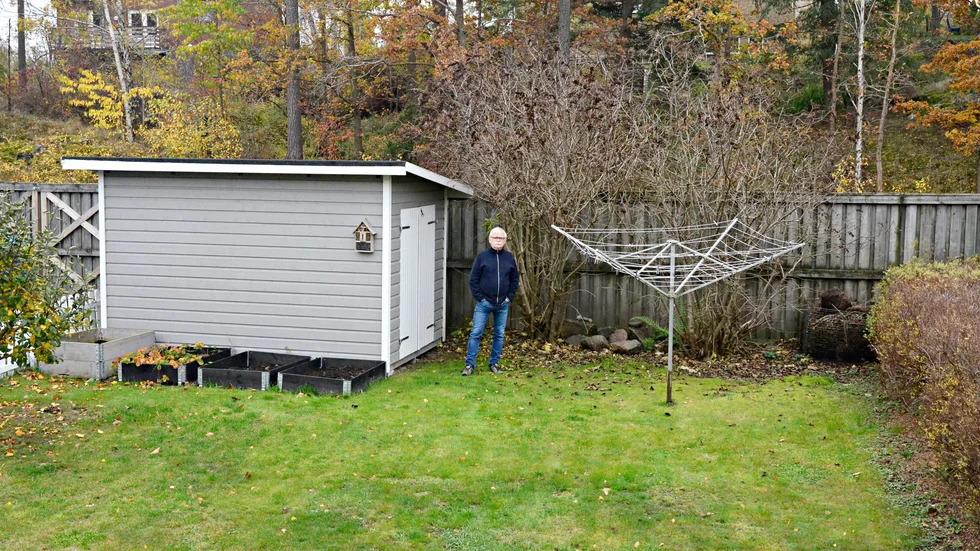 En bortglömd allmänning närmast planket? Inge Ståhlgren (S) och flera av de andra fastighetsägarna vid Jägarvägen har varit ovetandes om ett gammalt avtal. 
