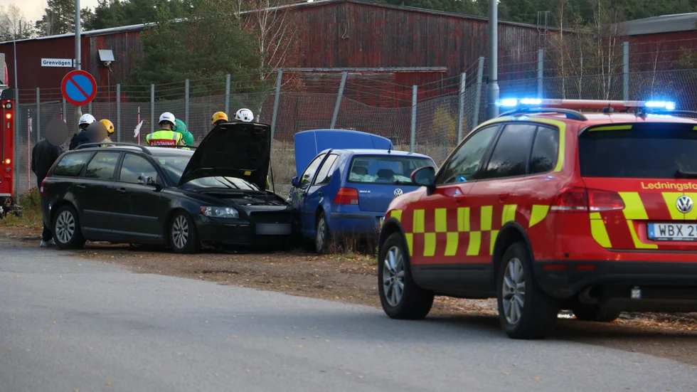 Två bilar var inblandade i en trafikolycka. 