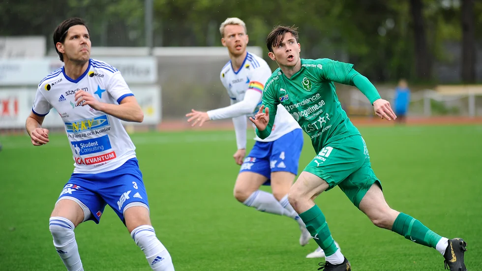 Adam Johnson i Gottnes gröna tröja där han gjorde 20 mål i somras.