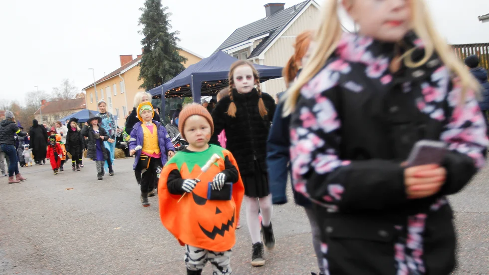 Många barn ville gå med i halloweenparaden på Parkgatan.