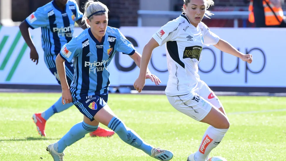 Djurgårdens Olivia Schough och Göteborgs Elin Rubensson i allsvensk kamp.