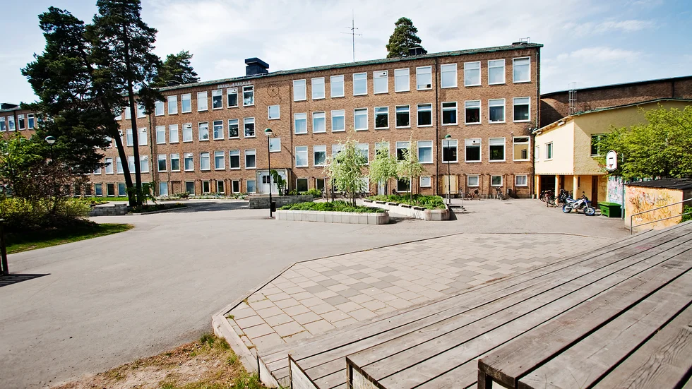 Den nya skolan ska byggas två meter från befintlig byggnad. Men byggnaden ska hållas samman med en inglasning.