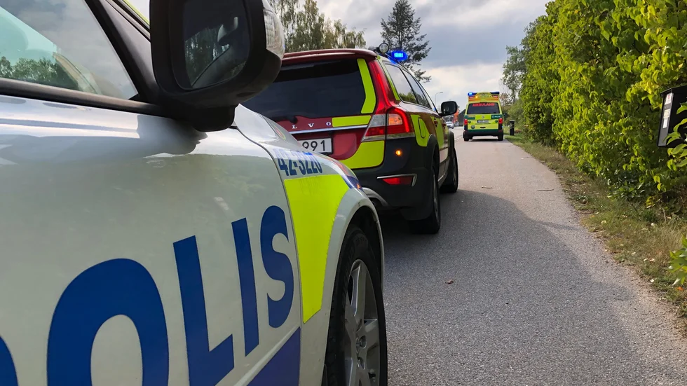 Polis och räddningstjänst kallades till platsen för mc-olyckan.