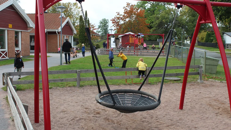 Om kommunen ska köpa in blöjor till alla förskolebarn skulle det kosta mycket pengar, säger verksamhetschefen för förskolorna  i kommunen. 