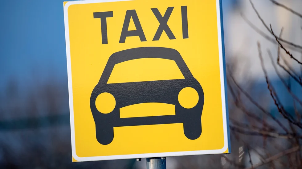 Insändarskribenten som kört taxi i 10 år i Strängnäs tycker att de ska få tillbaka taxiparkeringen som fanns utanför ICA Bengtsson. 