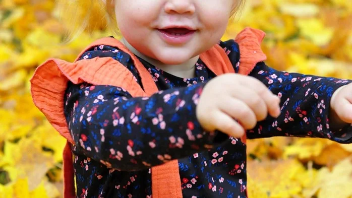 En bild på min dotter Malou i höstlöven.