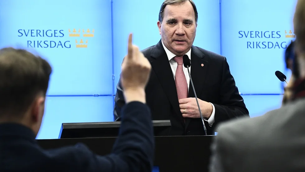 I en kris kliver statsministern fram. Det är värt ett och annat bakslag och småelände att ha statsministern i sitt parti när krisen ökar opinionsstödet. Men stanna inte för länge i krisen!