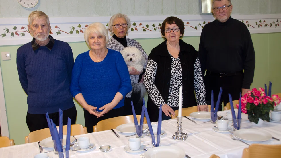 Dukat och klart och redo för firande! Från vänster Gunnar Karbin, Astrid Karbin, Gunnel Sundkvist med Doris, Elna Larsson och Olle Sundkvist.