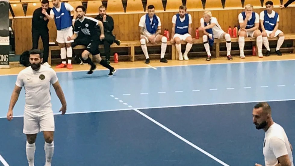 Dribbla United luftade både Simon Karlsson och Almin Masic från Motala AIF:s fotbollslag, men det blev förlust mot Linköping futsal SK i Linköpings sporthall. 4-5 efter baklängesmål i slutsekunderna.