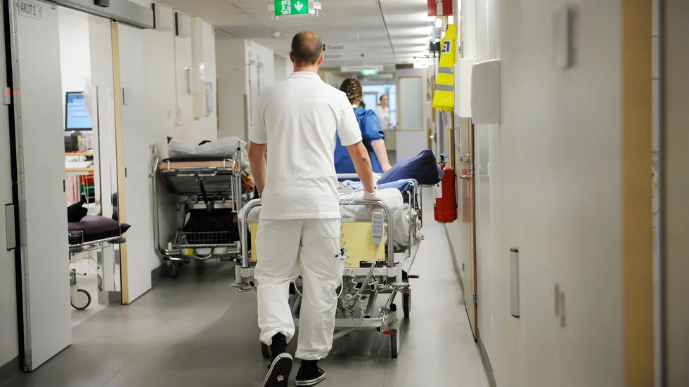 Den socialdemokratiskt ledda majoritetens förslag om införande av avgifter lämnar sjuka och fattiga med en tung börda. Vi anser att alla ska vara med och betala till det gemensamma, skriver Lotta Back (V), Tommy Fogelberg (V) med flera.