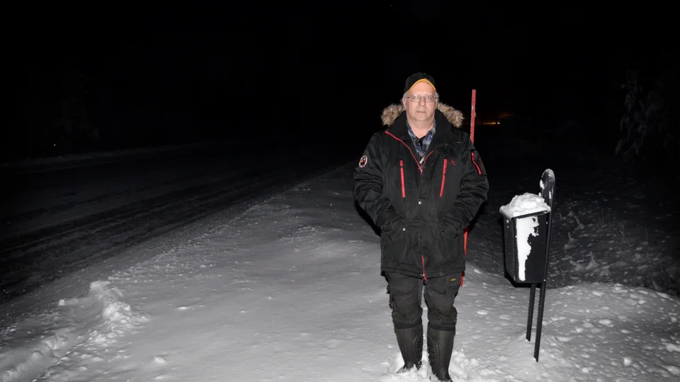 Krister Henriksson vid sin brevlåda i Björkberget. Han vill få svar från kommun om varför belysningen blivit nedmonterad från hans uppfart.