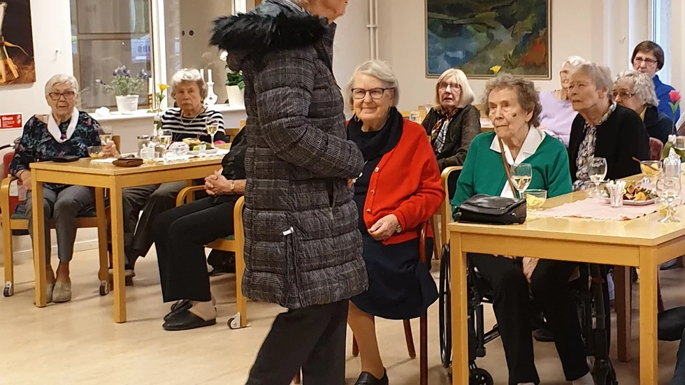På Granen har det varit modevisning som tisdagsaktivitet nyligen. Birgit Rundkvist framför mycket intresserad publik