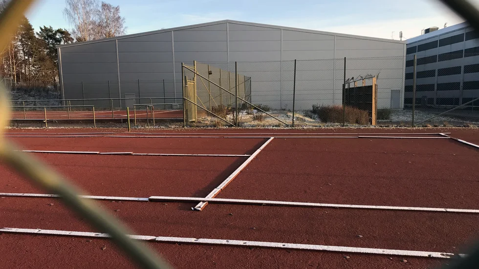 Tennishallen på Rosvalla, med sina utebanor i förgrunden.