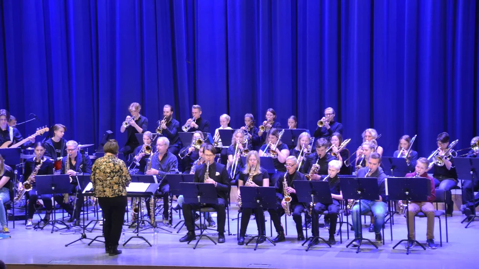 Jazzstorbandet Elaria Orchestra uppträdde tillsammans med musikskoleelever i Konserthallen i lördags inom ramen för Eskilstuna Jazzklubbs 40-årsjubileum.