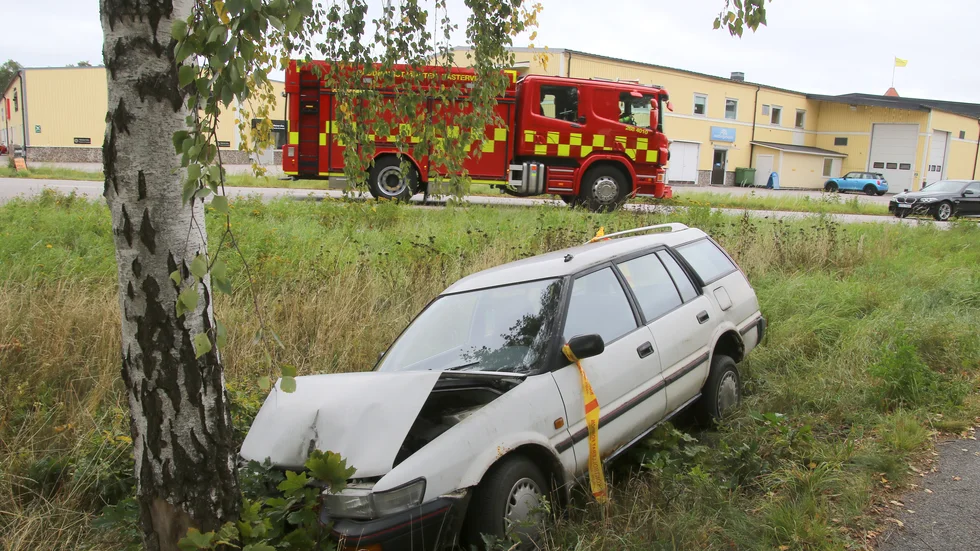 Larmet inkom efter att en personbil körde ner i ett dike och krockade in i ett träd.
