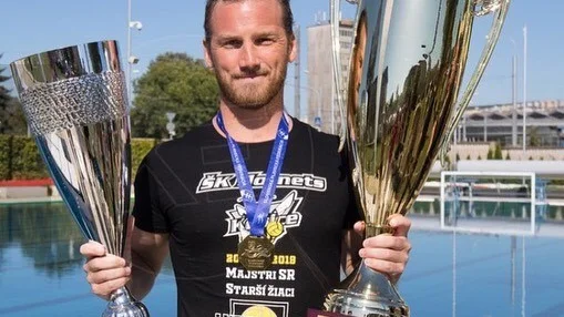 Linköpings vattenpolostjärna Christopher Vang blev i helgen slovakisk cupmästare när han vann med Hornets från Kosice.
