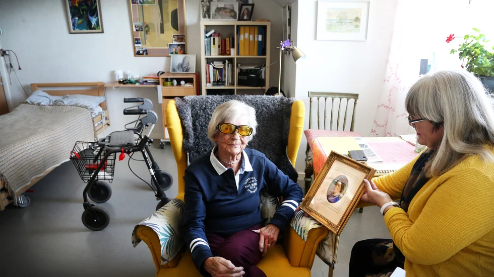 Verksamhetsledaren Gunilla Gustafsson visar en unik bild av sjukhemmets grundare prinsessan Eugénie för Siv Nilsson, som bott på Gotlands sjukhem sedan 2015.