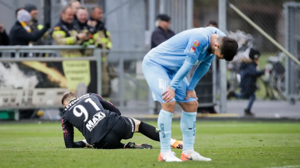 Kadir Hodzic och målvakten Ihor Levchenko deppar sedan Falkenberg i matchens sista minut gjort 1–0 och därmed åker AFC ur Allsvenskan och Falkenberg klarar sig kvar.