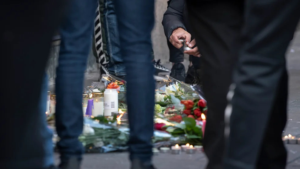Ljus och blommor på mordplatsen där en15-åring sköts till döds i Malmö förra veckan.
Vissa påstår att de kriminella ligorna startat ett lågintensivt krig mot samhället och att antalet bombattentat i Sverige är jämförbart med de förhållanden som råder i krigszoner. I så fall är Malmöpolisens inbjudan av de kriminella till ”Sluta skjut”-samtal knappast lösningen på det upptrappade våldet, enligt Stefan Krakowski.