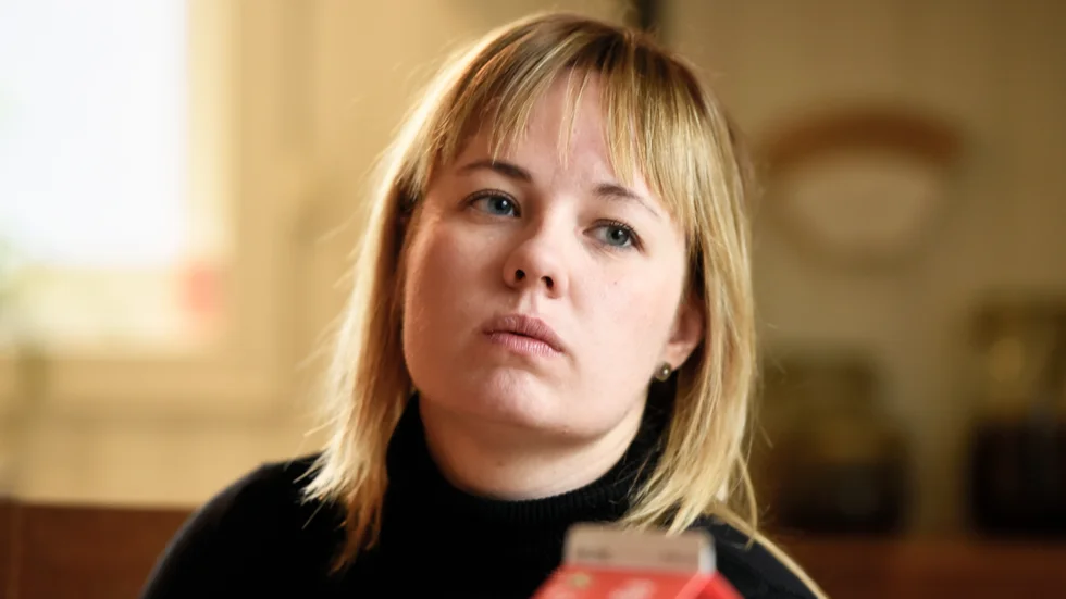"Jag vill inte komma ut en morgon och hitta fåren dödade och skadade av vargar", säger Caroline Rolander.