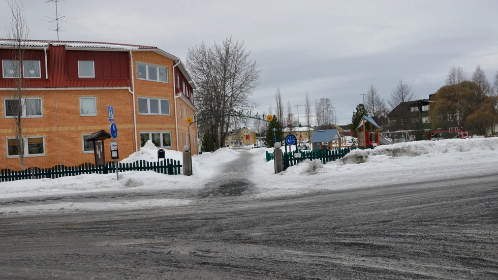 Smörblomman har en gång- och cykekväg som löper längs efter lekparkens ena sida.