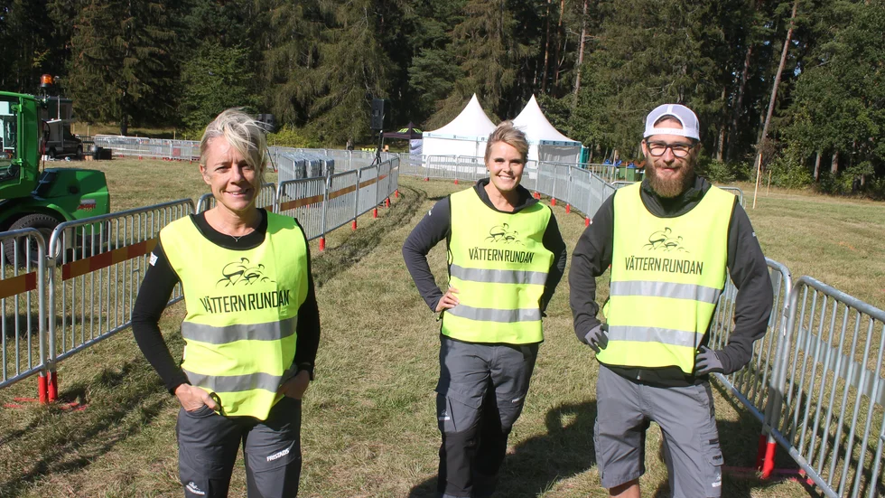 Dukat för cykelfest. Vätternrundans Anna Enocsson, Ulrika Smith Svenstedt och Andreas Andersson välkomnar till en dag i Bondebacka med Vättern bike games. Här är upploppet till varvningen på MTB-banan som 93 lag ska köra.