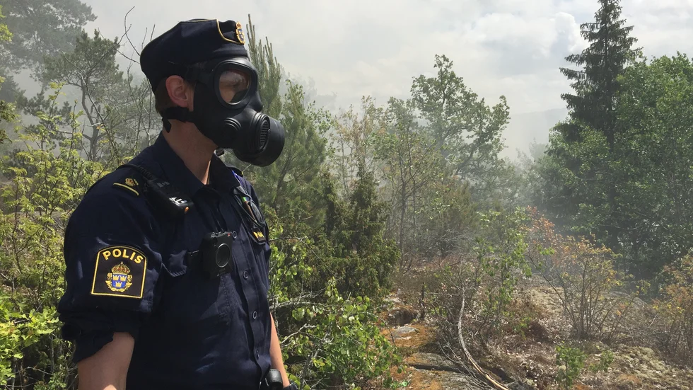 Masken var tidigare endast tillåten för kravallpoliser och militärer. I och med dagens beslut kan alla yrkesgrupper inom vård och omsorg använda masken utan att riskera böter från Arbetsmiljöverket.
