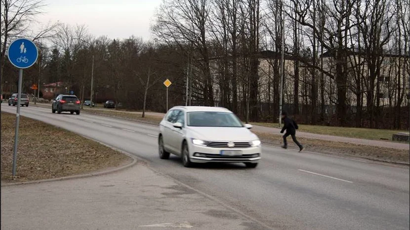 Insändarskribenterna  tycker att Sarita Hottis svar i artikel i EK är anmärkningsvärt angående farlig trafiksituation vid Lagersbergskolan.