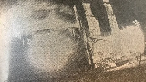 Kuriren för 50 år sedan: Lars-Gunnar Larsson vid Stugutorp i Vingåker tvingades hoppa från andra våningen för att undkomma branden. Polisen misstänker ett pyromandåd.