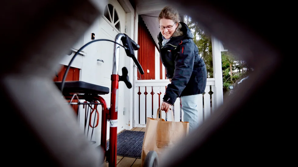 Kan kunderna inte komma till mig så kommer jag till dem. Så resonerar Annica Rettne på Eskilstuna delikatesshandel och satsar på hemleverans. 
"För allas bästa förekommer ingen mänsklig kontakt". 