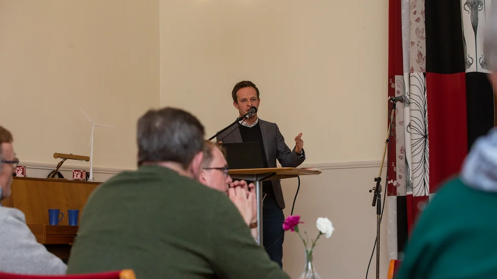 Janis Hoberg från Luxcara presenterade företaget för markägare och andra intresserade i Roknäs byagård på torsdagskvällen.