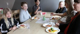 Politiker och personal mötte skolmatsgäster