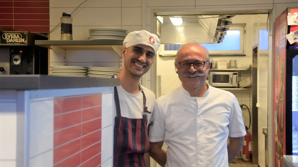 Danyar Mohammed och Alfaredo Rahmani är arbetskompisar på pizzerian i Jokkmokk som blev centrum för uppmärksamhet från media under en decemberkväll för tre år sedan. 

