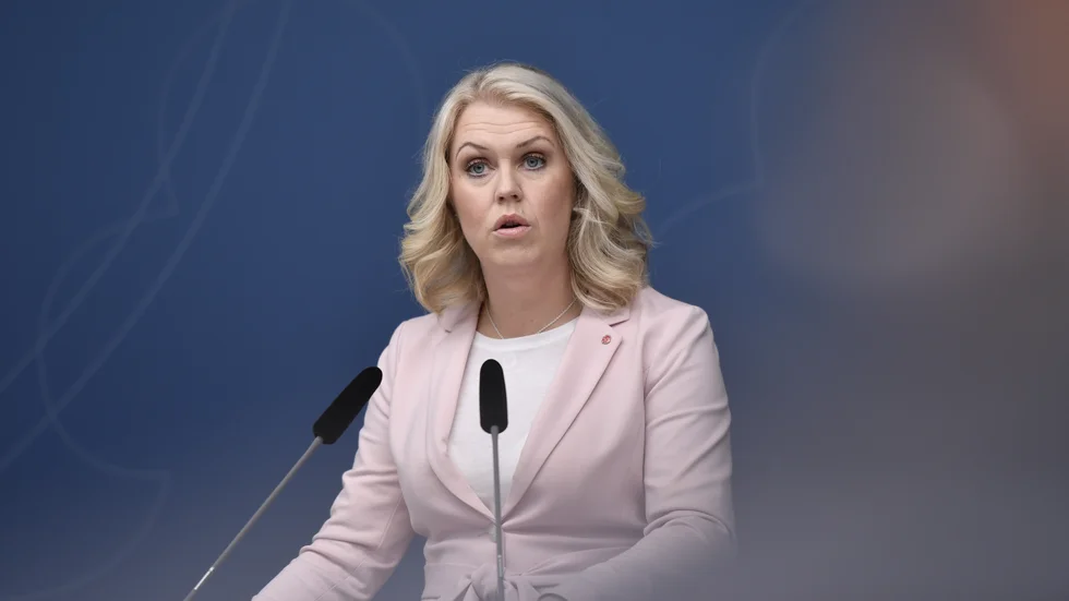 Det är ett svaghetstecken av socialminister Lena Hallengren (S) att inte specificera vilka insatser  som kan ändras för att bättre passa dagens situation, menar ledarskribenten.