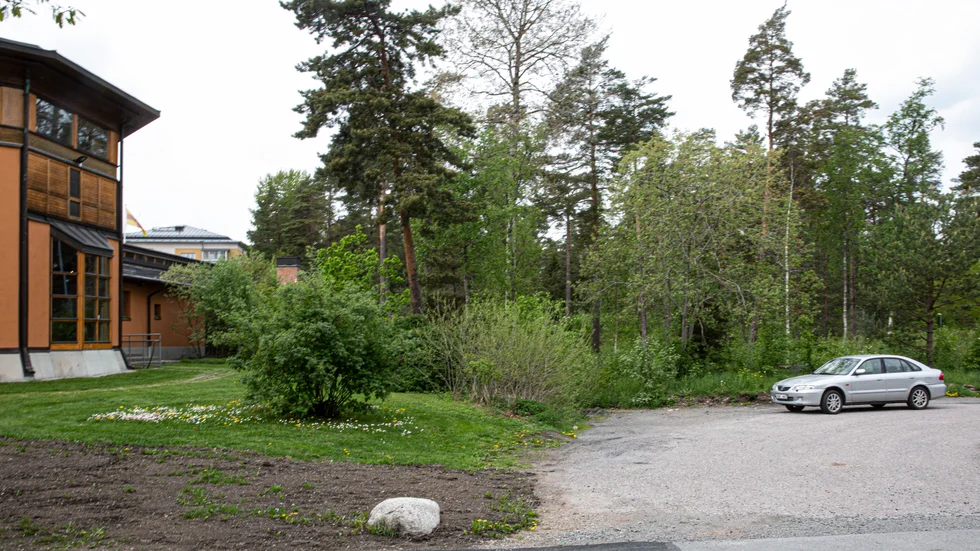 Bygglovet som överklagats gäller en samlingslokal på en obebyggd tomt  i Stenhagen. 