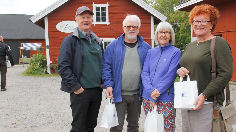 Roger och Barbro Ståhl i blått kom från Falun och togs med på tur i Fjärdhundraland av Peter och Marianne Ståhl, här vid Sussis gårdsbageri.