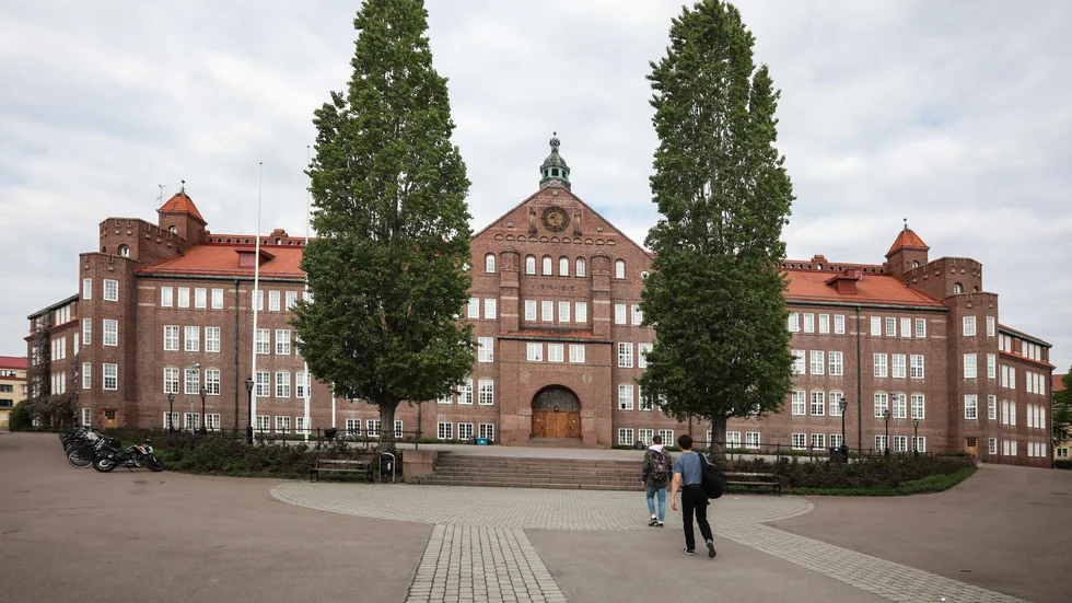 Marcus Lindén byter arbetsplats från den ena gymnasieskolan i Vasastan till den andra, i slutet av december.
