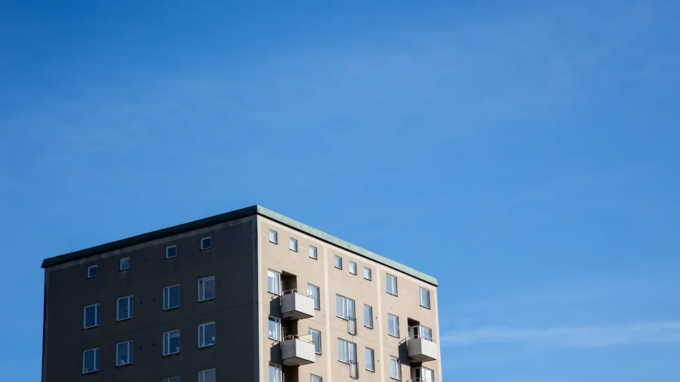 "Det råder bostadsbrist i många svenska kommuner. Den gör det svårare för arbetsgivare att rekrytera personal med rätt kompetens, och arbetssökande har svårt att ta de lediga jobb som finns".