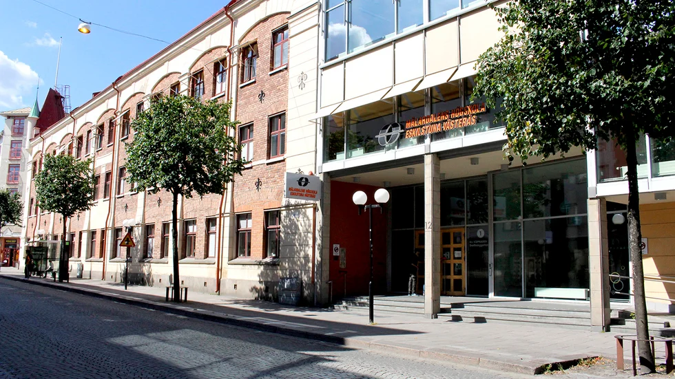 Försörjningen för studenter, däribland för de på Mälardalens högskola, kan bli ett problem när lärosäten begränsar sin undervisning, menar skribenterna.